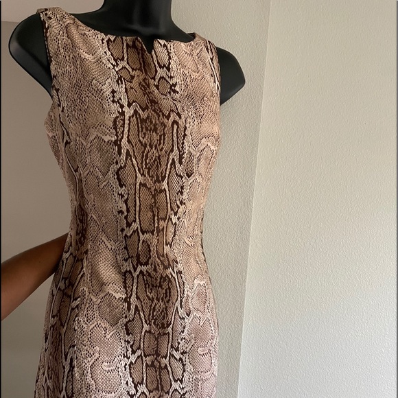 Very stylish snakeskin print soft mini dress - Picture 3 of 4